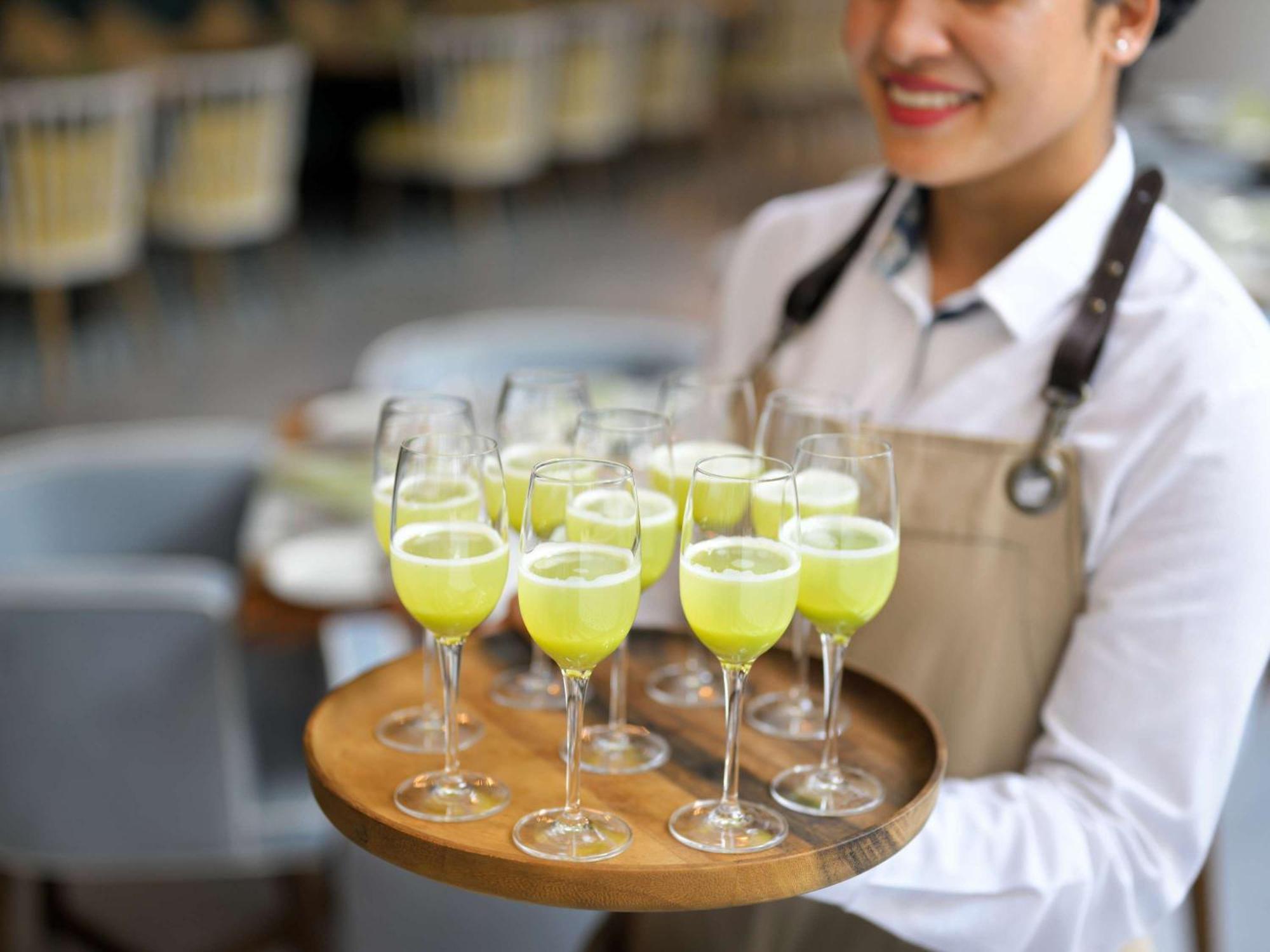 Moevenpick Hotel & Apartments Ghala Muscat Luaran gambar A server holding a tray of cocktails