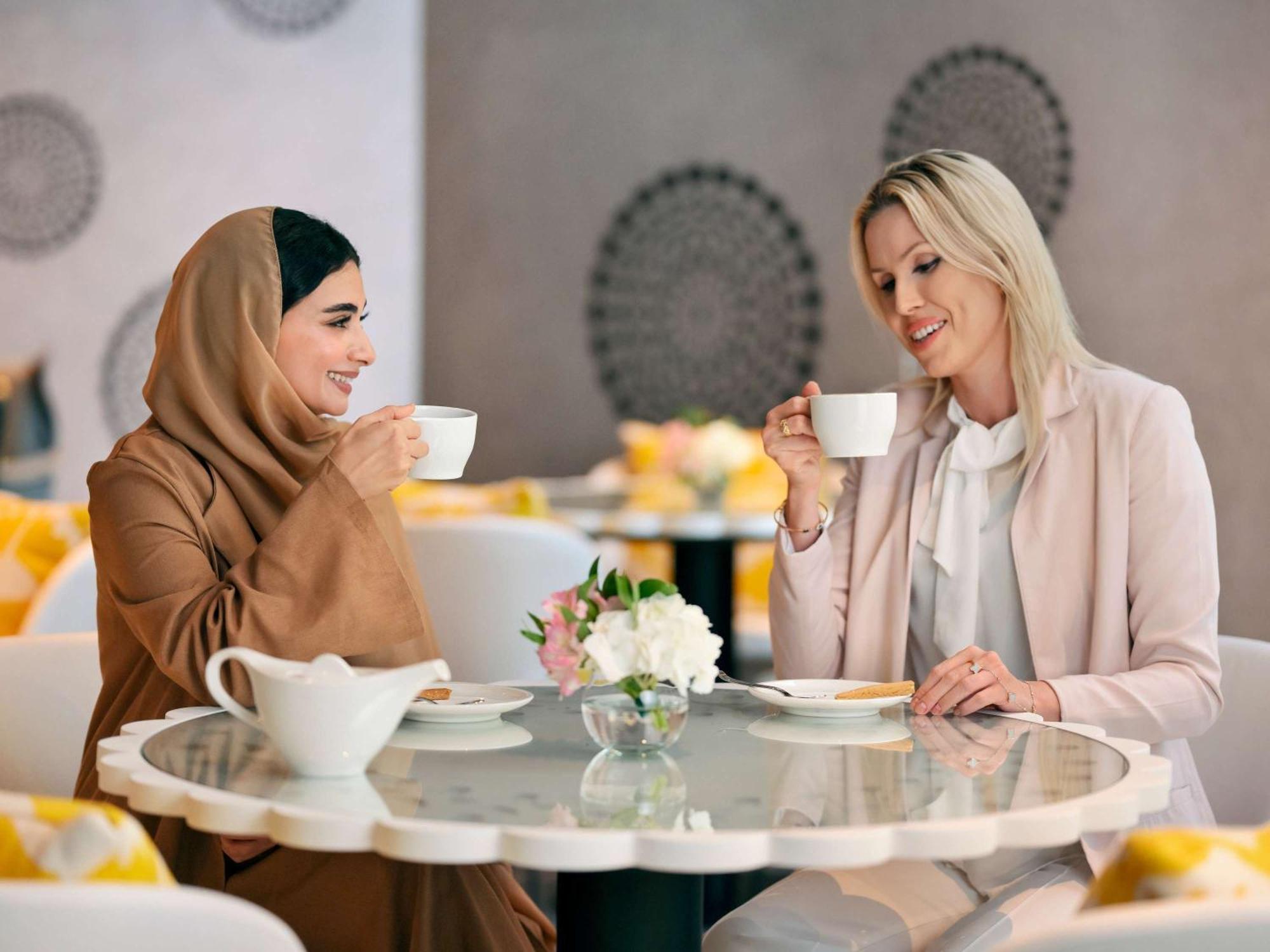 Moevenpick Hotel & Apartments Ghala Muscat Luaran gambar Two women drinking coffee