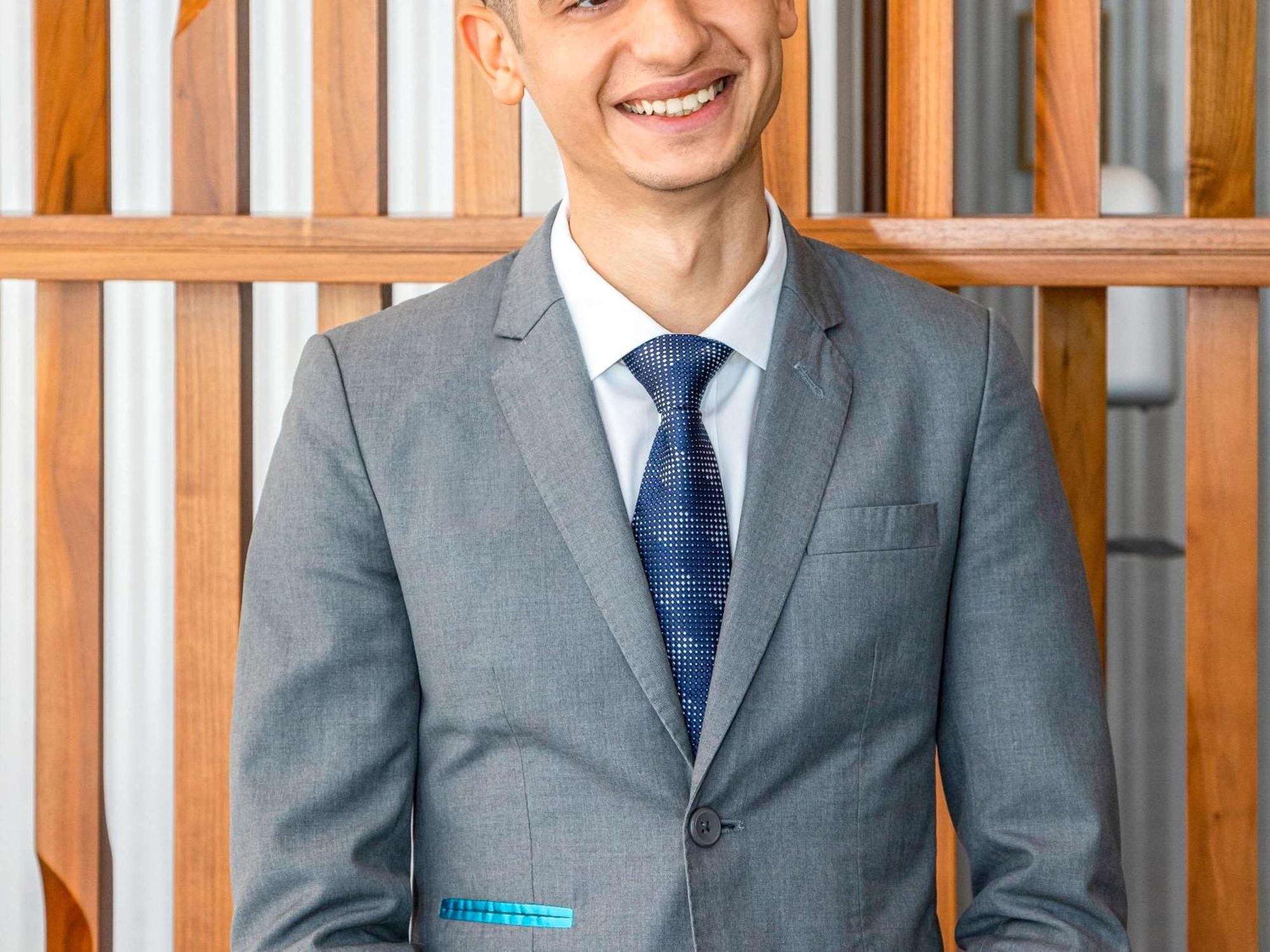 Moevenpick Hotel & Apartments Ghala Muscat Luaran gambar A man wearing a suit