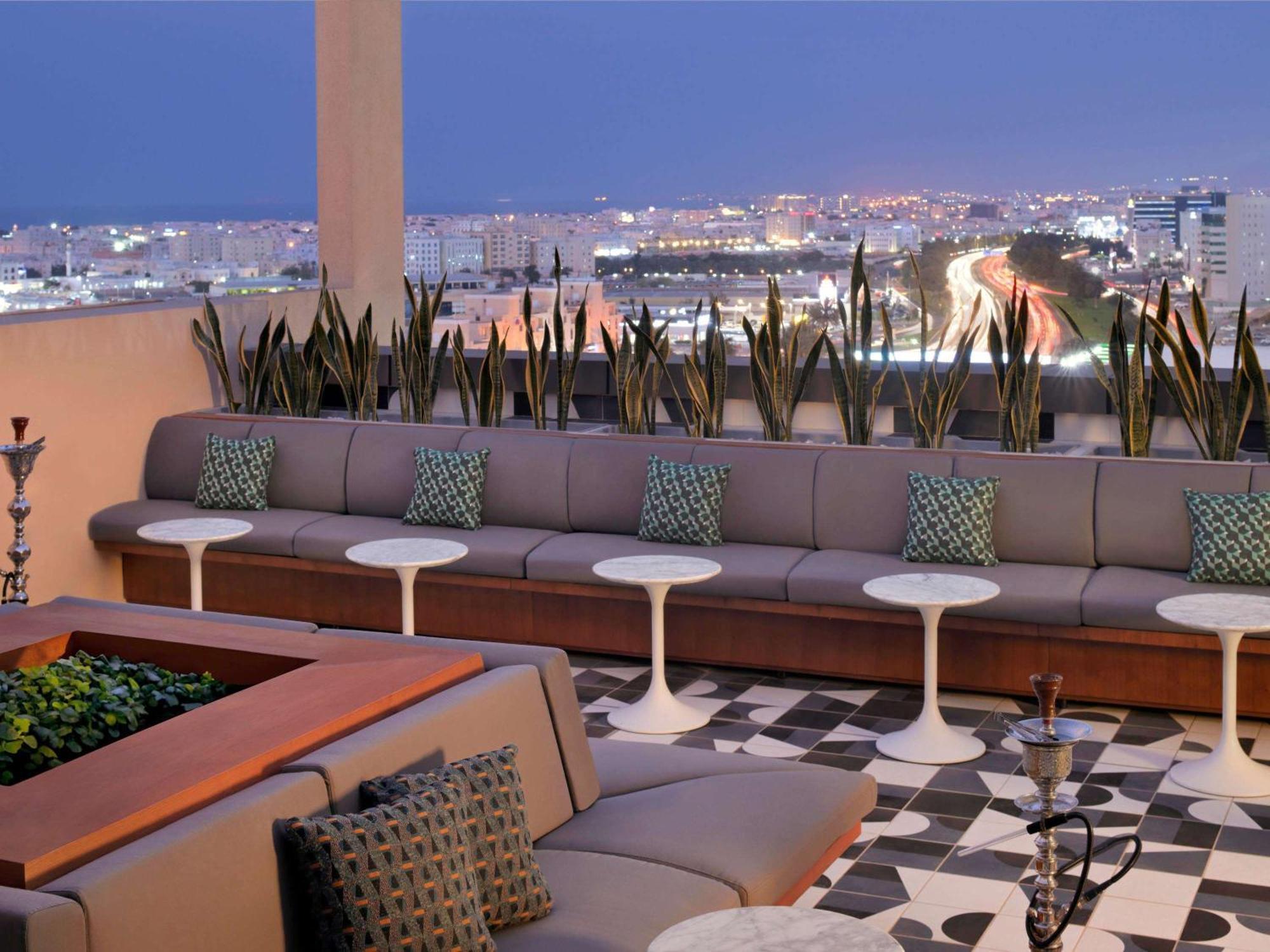Moevenpick Hotel & Apartments Ghala Muscat Luaran gambar The rooftop lounge at the Hotel Indigo