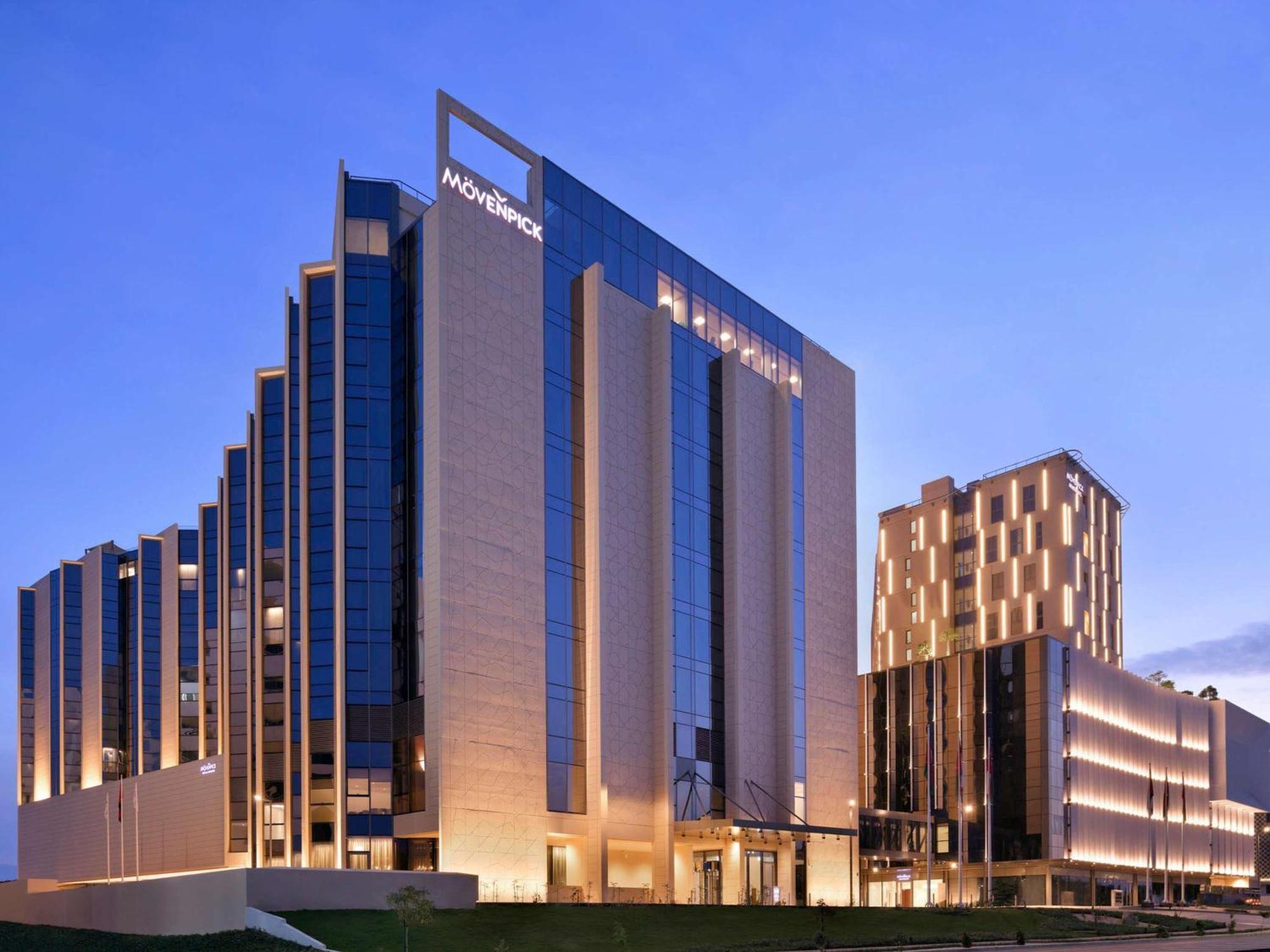 Moevenpick Hotel & Apartments Ghala Muscat Luaran gambar The hotel at night