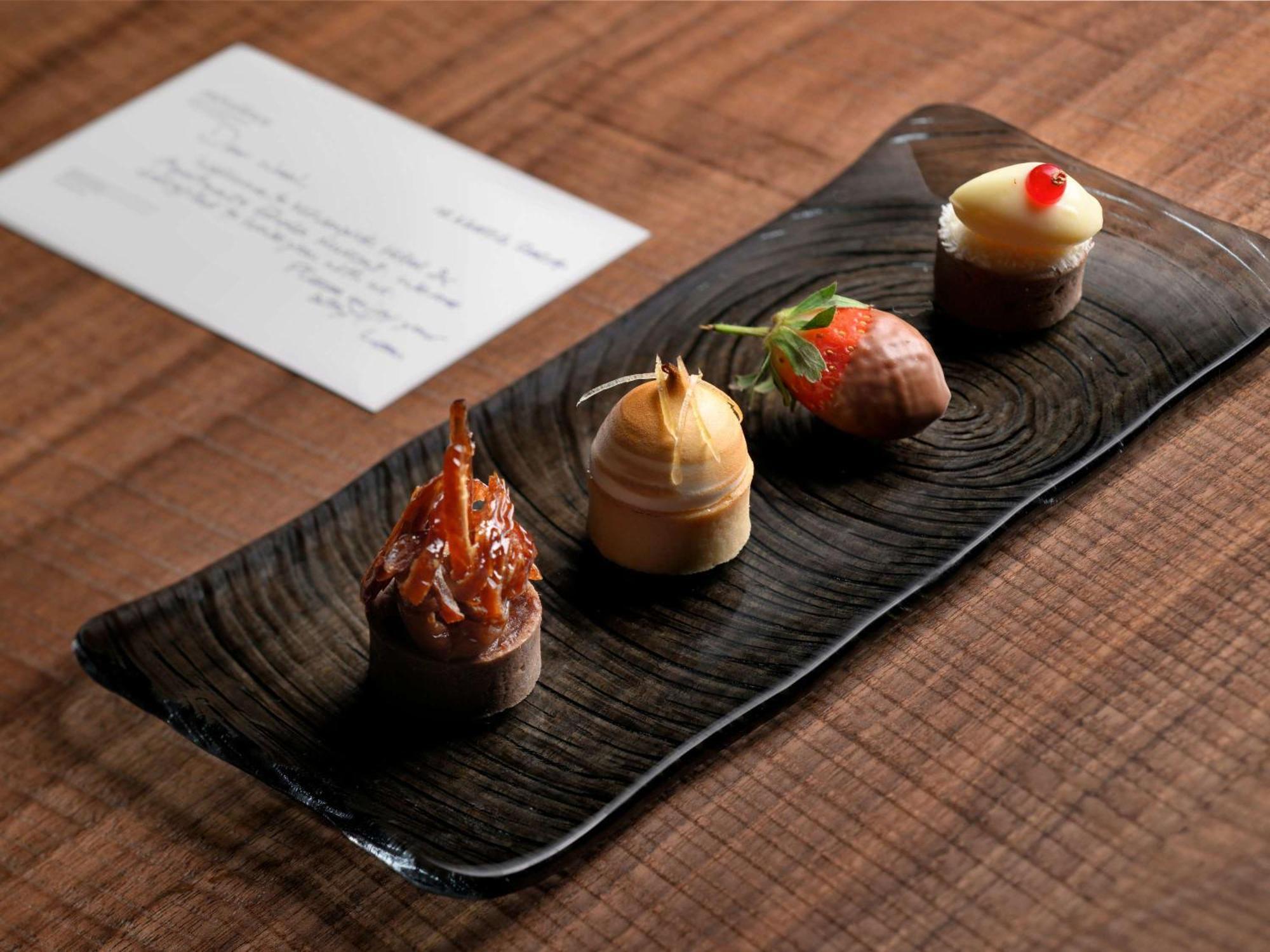 Moevenpick Hotel & Apartments Ghala Muscat Luaran gambar A selection of petit fours