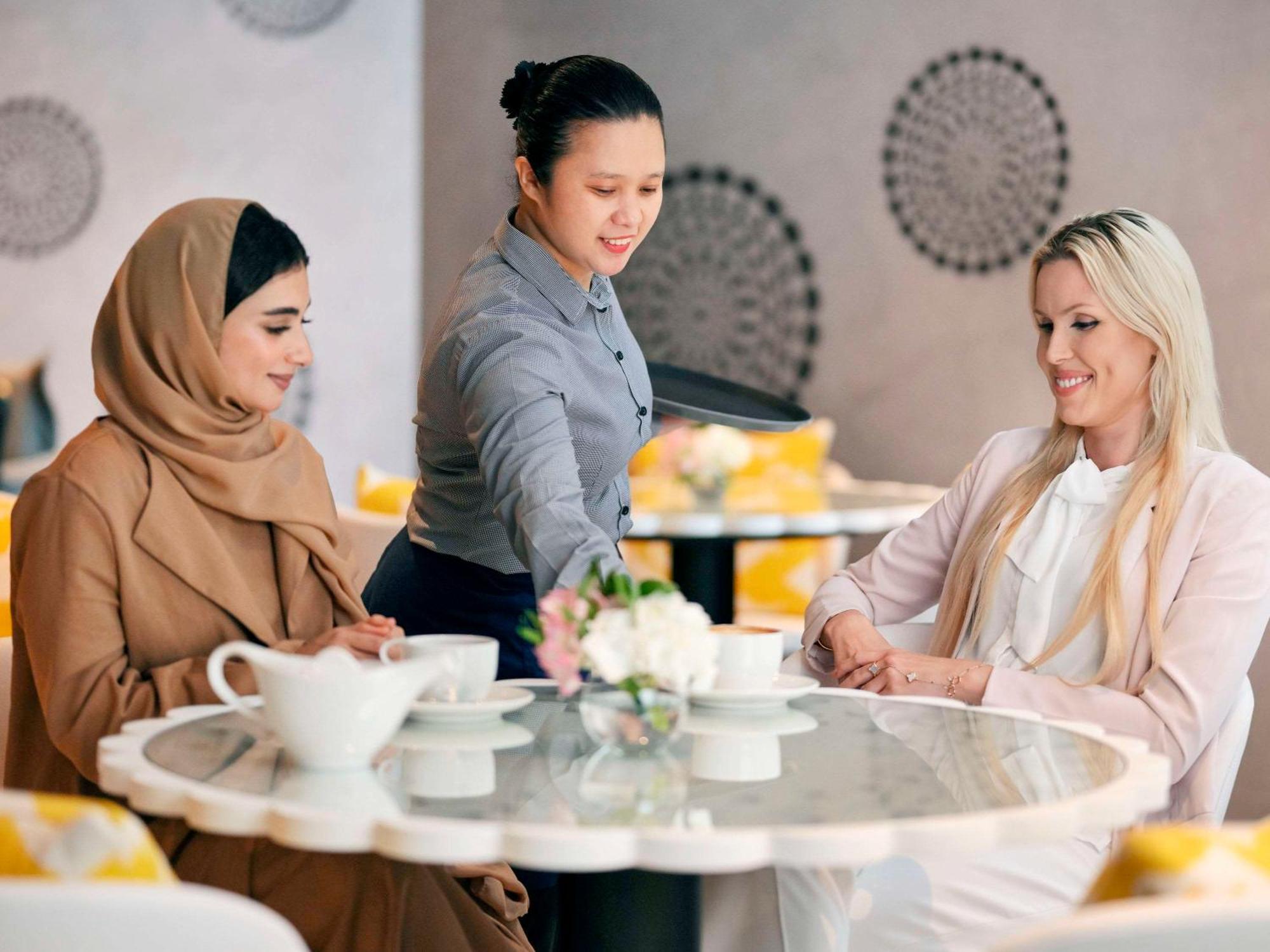 Moevenpick Hotel & Apartments Ghala Muscat Luaran gambar A waitress serving customers
