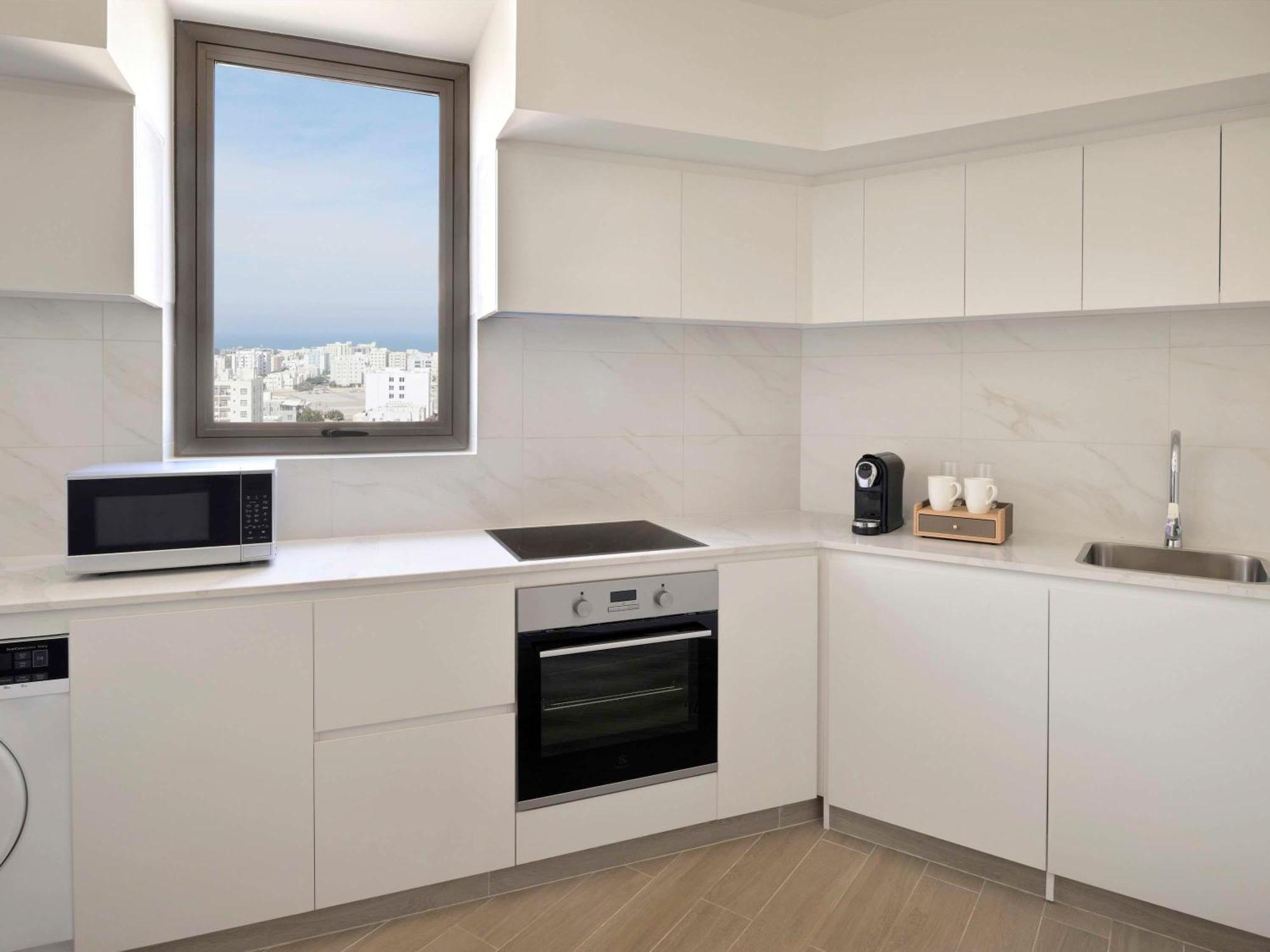 Moevenpick Hotel & Apartments Ghala Muscat Luaran gambar A typical kitchen in a student apartment
